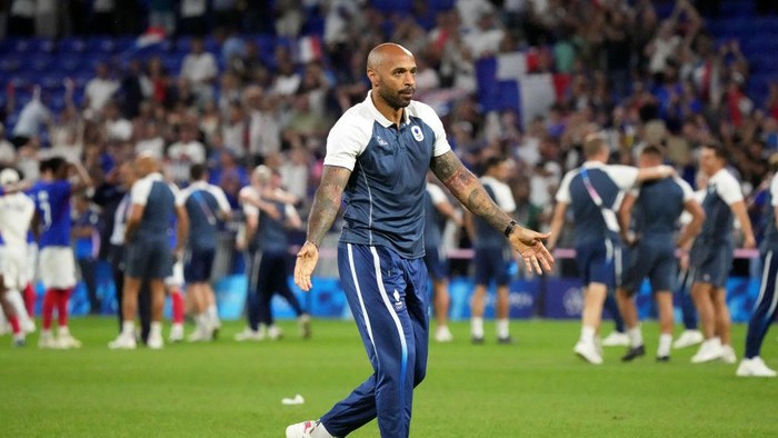 LYON, FRANCE - AUGUST 05: Thierry Henry, Head Coach of Team France acknowledges the fans after winning during the Mens semifinal match between France and Egypt during the Olympic Games Paris 2024 at Stade de Lyon on August 05, 2024 in Lyon, France. (Photo by Koji Watanabe/Getty Images)
