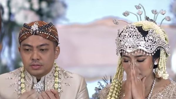 8 Foto Pernikahan Ade Govinda Pakai Adat Sunda, Lepas Lajang di Usia 40 Tahun