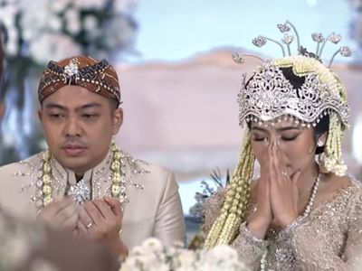 8 Foto Pernikahan Ade Govinda Pakai Adat Sunda, Lepas Lajang di Usia 40 Tahun