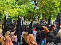 Aksi Warga Kampung Wisata Citepus Sukabumi Protes Rencana Penggusuran