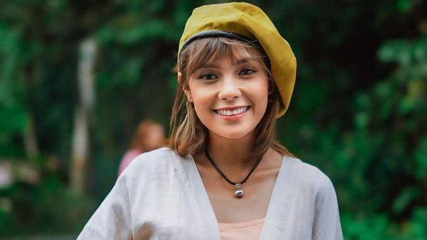 5 Pesona Angie Ang yang Sita Perhatian Tamu Pernikahan karena Suka Mewek