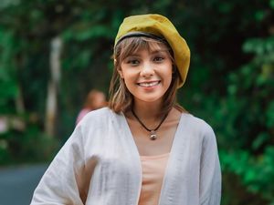 5 Pesona Angie Ang yang Sita Perhatian Tamu Pernikahan karena Suka Mewek