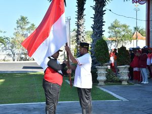 Cak Fauzi Bagikan 3.551 Bendera Merah Putih Sambut HUT ke-79 RI
