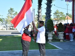 Cak Fauzi Bagikan 3.551 Bendera Merah Putih Sambut HUT ke-79 RI