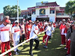 Saat Bupati Fauzi Ikut Lomba Tarik Tambang Sambut HUT ke-79 RI