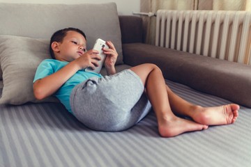 Anak Sering Pakai HP? Riset Baru Ungkap Bahayanya
