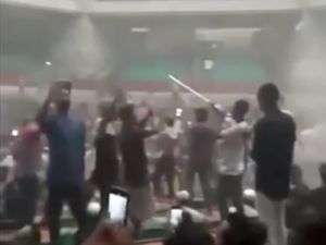 Demonstran Menyerbu Gedung Parlemen Bangladesh Demonstran Menyerbu Gedung Parlemen Bangladesh