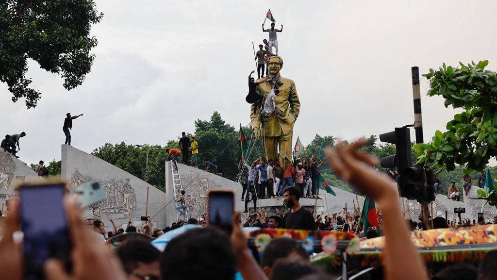 Demonstran Rusak Patung Pendiri Bangsa di Bangladesh Demonstran Rusak Patung Pendiri Bangsa di Bangladesh