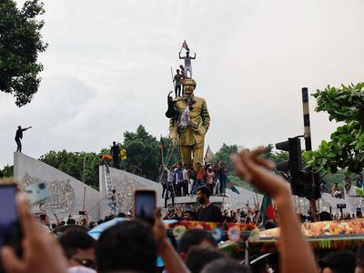 Demonstran Rusak Patung Pendiri Bangsa di Bangladesh