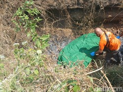 Mayat Pria Terbakar di Parit Gegerkan Warga Pasuruan