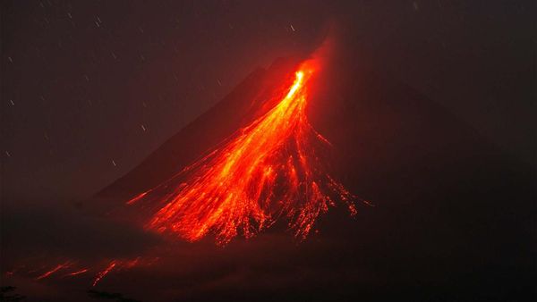Potret Guguran Lava Pijar dari Gunung Merapi yang Erupsi