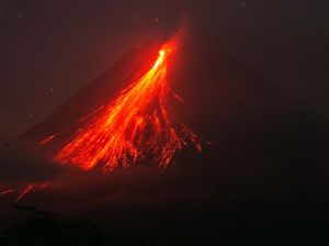 Potret Guguran Lava Pijar dari Gunung Merapi yang Erupsi Potret Guguran Lava Pijar dari Gunung Merapi yang Erupsi