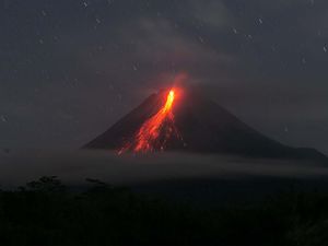 Penampakan Gunung Merapi Muntahkan 55 Kali Guguran Lava Pijar