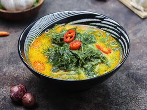 Cara Merebus Daun Singkong agar Tetap Hijau, Empuk, dan Tidak Pahit