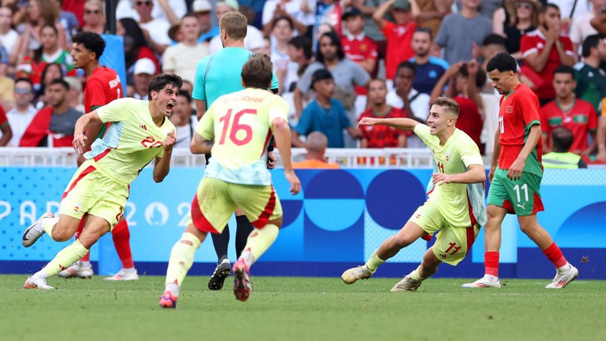 Juanlu Sanchez (kiri) merayakan gol kedua Spanyol ke gawang Maroko. Foto: Getty Images/Alex Livesey