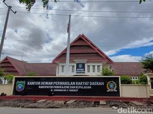 Ragam Respons Anggota DPRD Pangkep Diminta Kembalikan Pin Emas Ragam Respons Anggota DPRD Pangkep Diminta Kembalikan Pin Emas