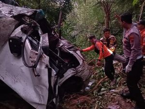 Pasutri Korban Fortuner Maut Masuk Jurang di Batang Dikubur di TPU Jakut Pasutri Korban Fortuner Maut Masuk Jurang di Batang Dikubur di TPU Jakut