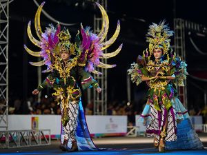 Unik! Busana dari Kantong Pupuk Tampil di Jember Fashion Carnaval 2024 Unik! Busana dari Kantong Pupuk Tampil di Jember Fashion Carnaval 2024