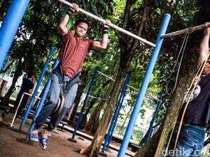 Tempat Bermain di Taman Bisa Jadi Alat Bentuk Otot, Nih Lihat