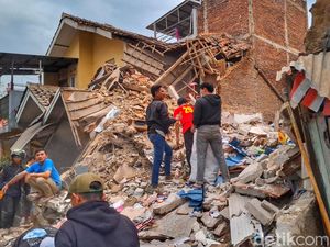 Dadang Sempat Terjebak Saat Rumah 3 Lantai di Bandung Tiba-tiba Ambruk Dadang Sempat Terjebak Saat Rumah 3 Lantai di Bandung Tiba-tiba Ambruk