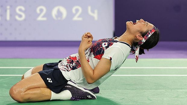 Paris 2024 Olympics - Badminton - Women's Singles Gold Medal Match - Porte de la Chapelle Arena, Paris, France - August 5, 2024. Se Young an of South Korea celebrates on court after winning gold in the match against Bing Jiao He of China. REUTERS/Ann Wang