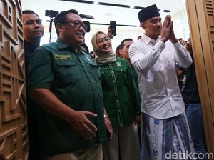Pakai Sarung-Peci, Kaesang Sowan ke Cak Imin di DPP PKB Pakai Sarung-Peci, Kaesang Sowan ke Cak Imin di DPP PKB
