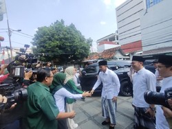 Pakai Sarung Tiba di Kantor DPP PKB, Kaesang Dipanggil Gus