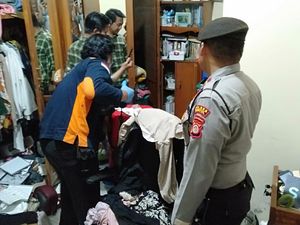 Sedihnya Desniati Emas Ratusan Juta Dimaling Saat Tengok Anak ke Jakarta Sedihnya Desniati Emas Ratusan Juta Dimaling Saat Tengok Anak ke Jakarta
