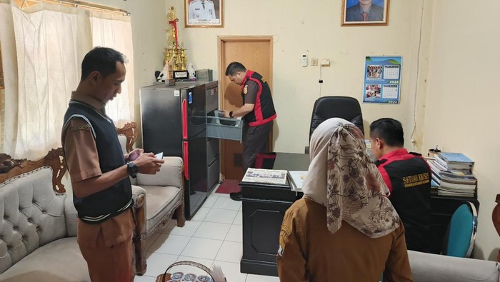 Penggeledahan dilakukan pagi hingga sore pada Senin (5/8) masing-masing di kantor Disparpora di Sumur Pecung dan rumah tersangka Sarnata sebagai kepala dinas di Curug. (dok istimewa)