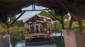Perahu Eretan Masih Jadi Pilihan Transportasi di Jakarta