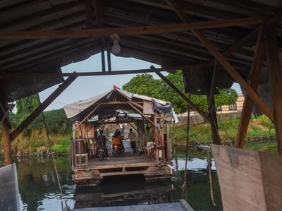 Perahu Eretan Masih Jadi Pilihan Transportasi di Jakarta