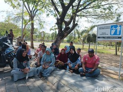 Puluhan PKL di Alun-alun Praya Lombok Tengah Menolak Digusur