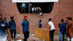 PM Bangladesh Mundur, Istananya Dijarah Demonstran