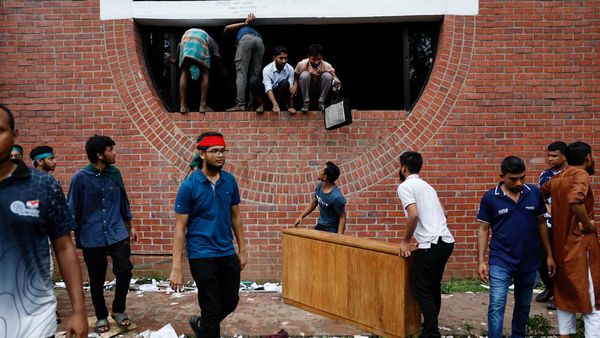 PM Bangladesh Mundur, Istananya Dijarah Demonstran