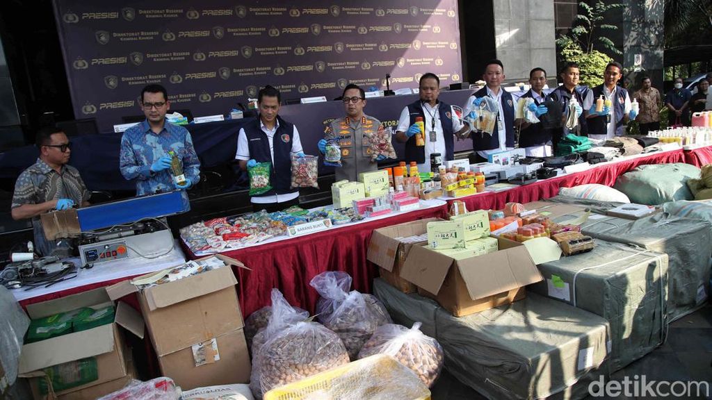 Deretan Barang Bukti Kejahatan Ekonomi yang Rugikan Negara hingga Rp 13 M Deretan Barang Bukti Kejahatan Ekonomi yang Rugikan Negara hingga Rp 13 M
