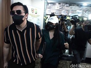 Genggaman David Bayu saat Audrey Davis Jalani Pemeriksaan Genggaman David Bayu saat Audrey Davis Jalani Pemeriksaan
