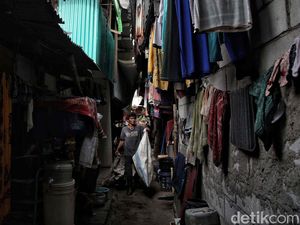 Potret Aktivitas Warga di Permukiman Kumuh Jakarta Potret Aktivitas Warga di Permukiman Kumuh Jakarta