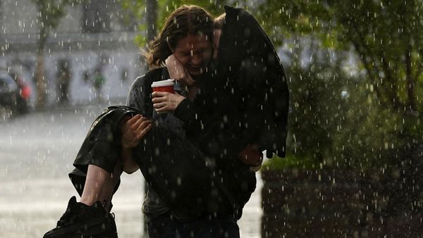 Potret Warga Menerobos Hujan Deras di Moskow