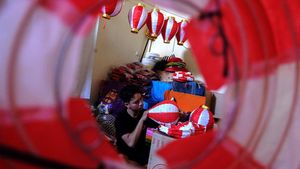 Intip Pembuatan Lampion Merah Putih yang Laris Manis Jelang HUT RI