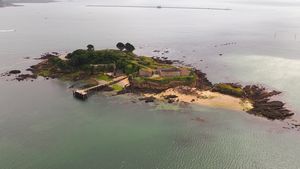 Wujud Pulau Pribadi Dijual Bonus 15 Hantu Tentara
