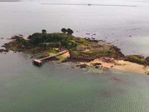 Pulau Pribadi Dijual Plus Pantai Sendiri, Bonus 15 Hantu Tentara Pulau Pribadi Dijual Plus Pantai Sendiri, Bonus 15 Hantu Tentara