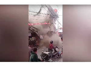 Video Menegangkan Detik-detik Rumah 3 Lantai di Bandung TIba-tiba Ambruk!