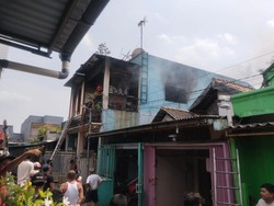 Balita Main Korek Picu Kebakaran Rumah, Ayah Loncat Genteng Selamatkan Anak