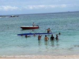 Perahu Nelayan Terbalik Akibat Diterjang Ombak di Perairan Nusa Lembongan Perahu Nelayan Terbalik Akibat Diterjang Ombak di Perairan Nusa Lembongan