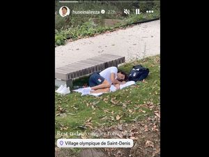 Viral Atlet Tampan Italia Tidur Seperti Gelandangan di Paris Viral Atlet Tampan Italia Tidur Seperti Gelandangan di Paris