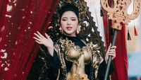 Glamor, Tiara Andini Pakai Kostum Hitam-Emas di Jember Fashion Carnaval