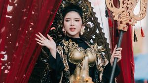 Glamor, Tiara Andini Pakai Kostum Hitam-Emas di Jember Fashion Carnaval