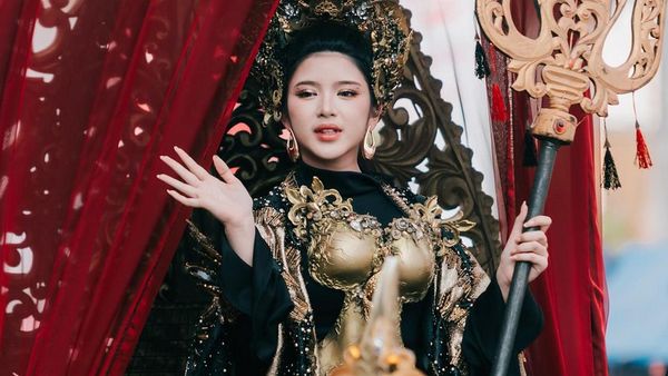 Glamor, Tiara Andini Pakai Kostum Hitam-Emas di Jember Fashion Carnaval