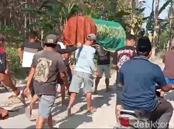 Cerita Warga Jombang Nekat Tandu Jenazah 3 Km gegara Tak Boleh Pakai Ambulans