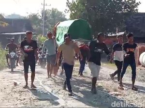 Viral Warga Jombang Tandu Jenazah 3 Km gegara Tak Boleh Pakai Ambulans